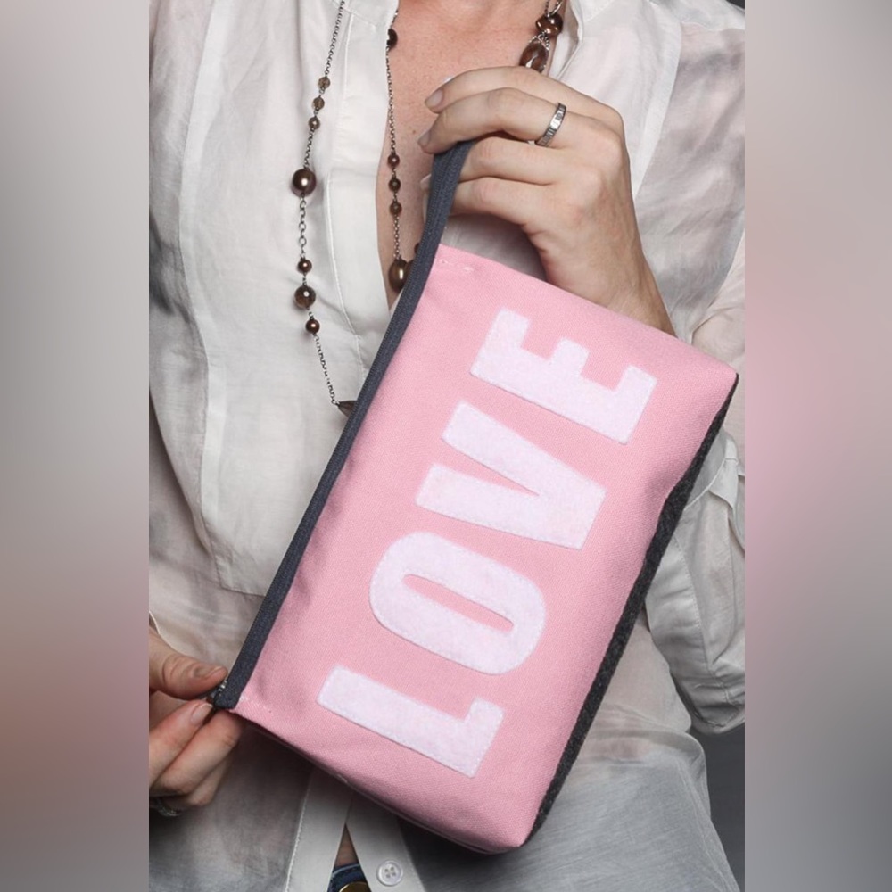 Designer Alexandra Ferguson love cosmetic case nwt Valentine’s Day beauty!!